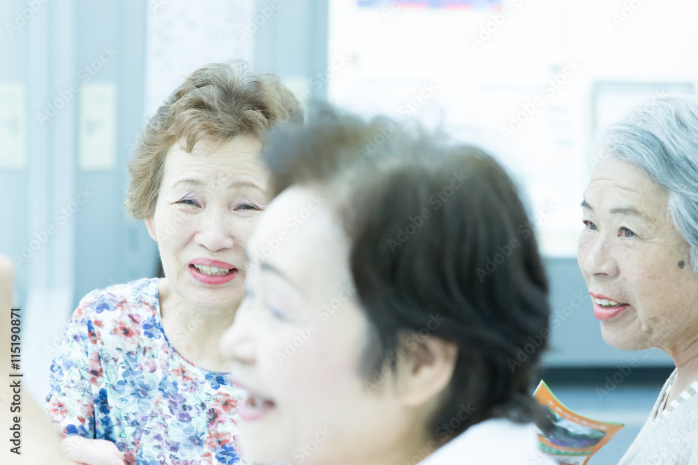 Obraz premium 笑っている高齢者女性