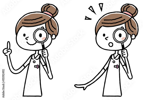 看護師の女性：　虫眼鏡で覗く
