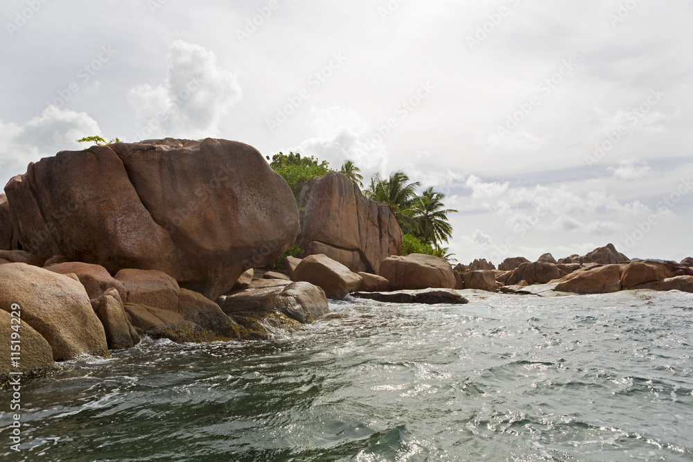 Naklejka premium Granite coast at tropical island St. Pierre, Seychelles