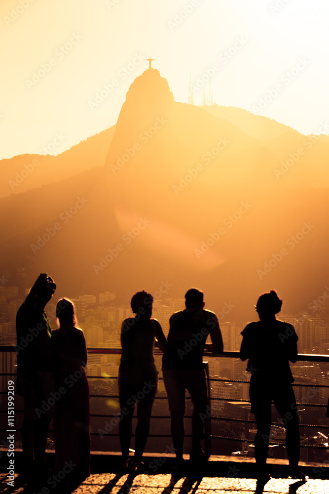 Fototapeta premium tourists silhouettes on a Pao do Asucar