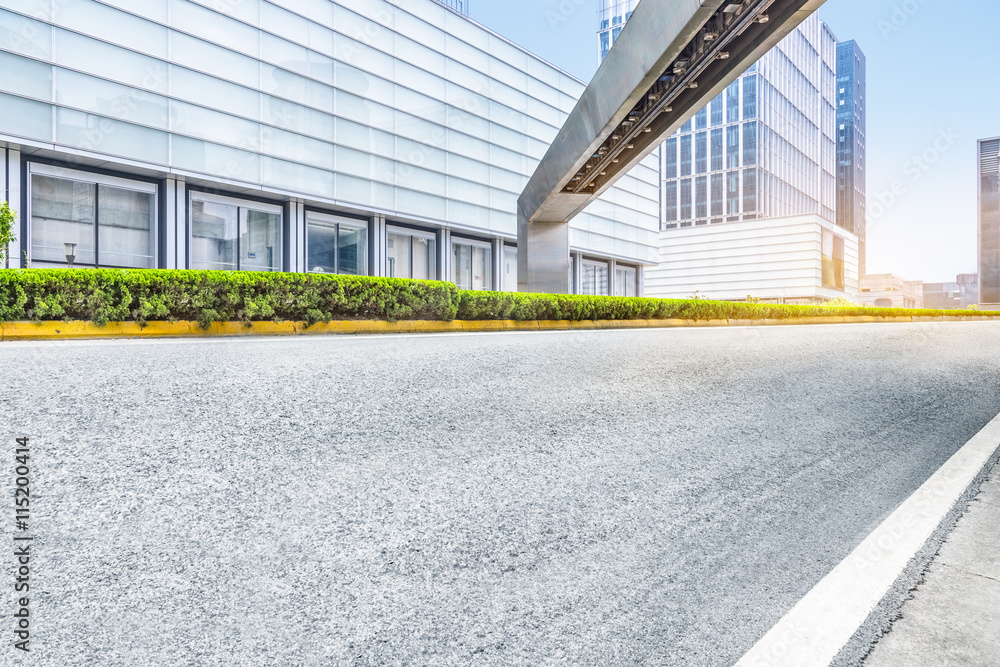 Obraz premium empty road front of modern buildings