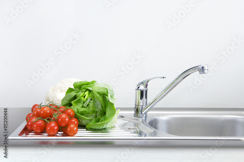 Spülbecken mit Gemüse