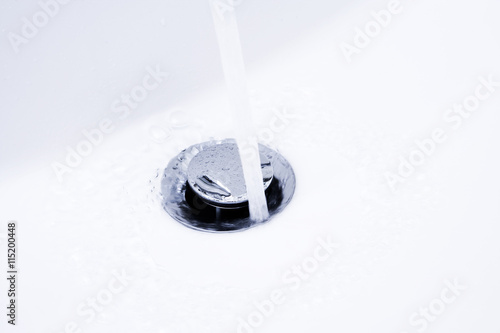 Wasserstrahl  im Waschbecken