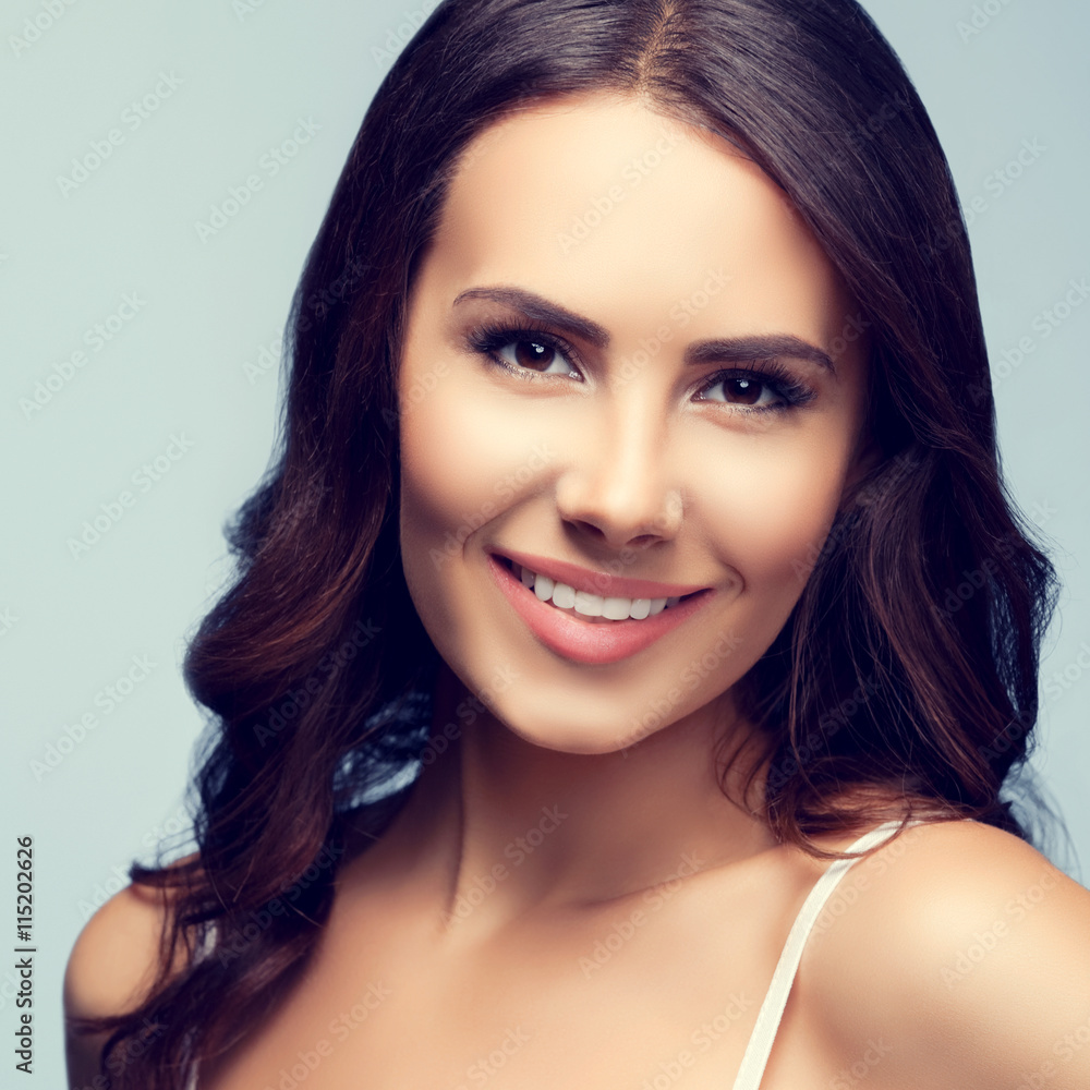 Obraz premium Portrait of smiling young woman