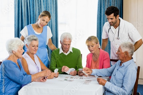 Seniors playing cards © WavebreakmediaMicro