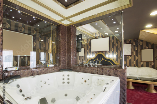 Fotografija Jacuzzi in a luxury hotel suite