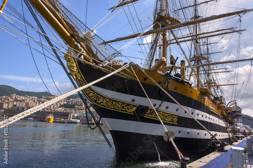 Fotografía Ropes and wood on the ship Amerigo Vespucci in Italy