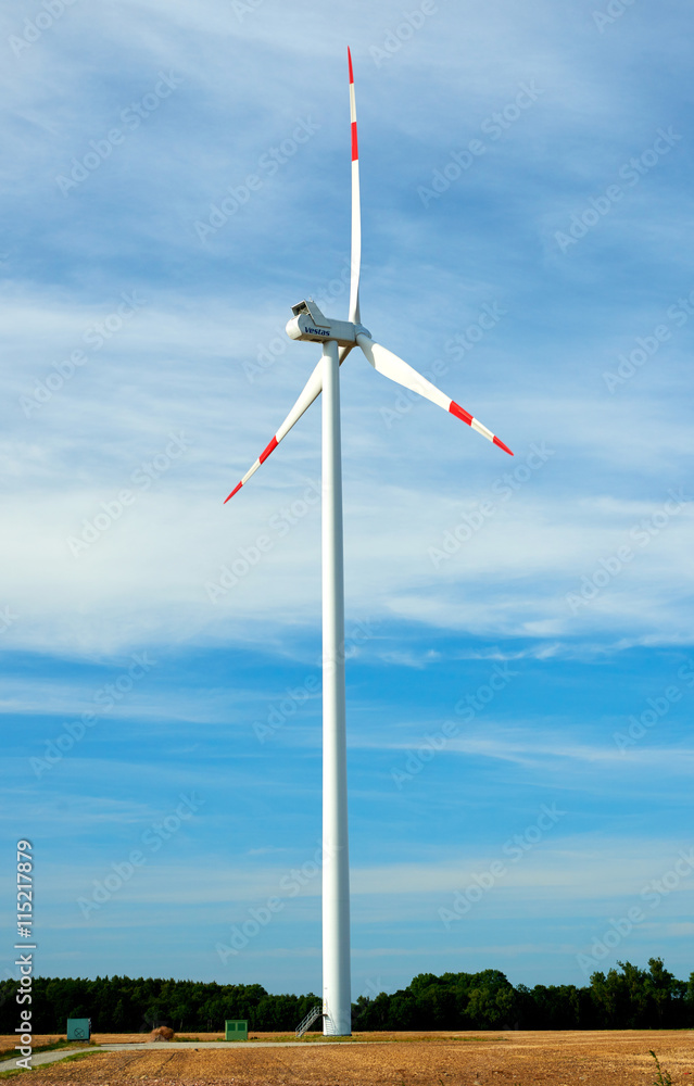 Windkraftanlage auf einem Feld Windkraftanlage auf einem Feld