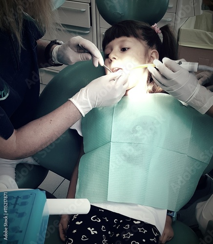 Bambina dal dentista photo