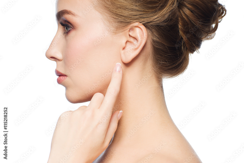 Naklejka premium piękna kobieta wskazując palcem na ucho