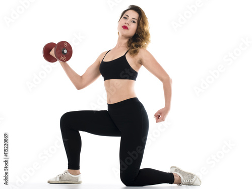 Piękna kobieta brunetka ćwiczy w siłowni