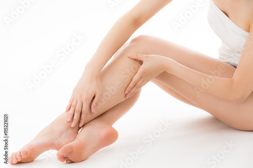 脚をケアする女性   © kei907