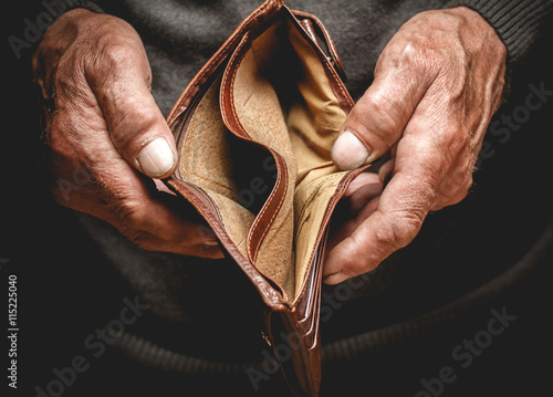 Empty wallet in the hands of an elderly man Fototapet