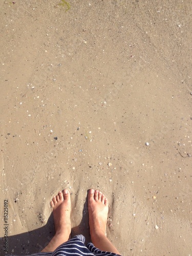 ноги на морском песке