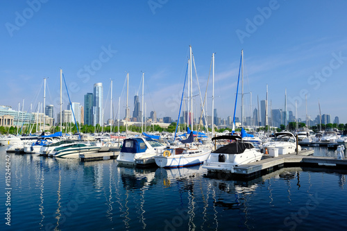 Urban marina and Chicago skyline © haveseen