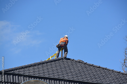 Wallpaper Mural obrero trabajando sobre un tejado Torontodigital.ca