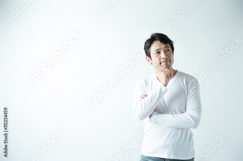 カジュアルポートレート・ミドル男性 (白バック)