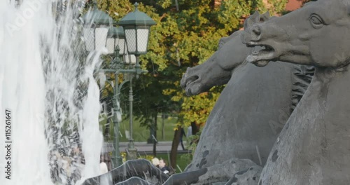 the fountain and the sculpture of horses in the Park
