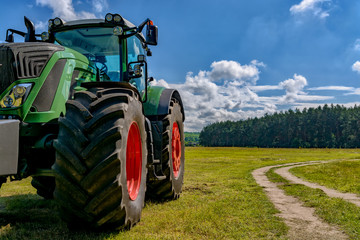 Acrylglasbilder Traktor Traktordetail auf Feld an Landstraße  © dizfoto1973