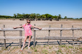 Fillette devant l'enclos des taureaux noirs camarguais
