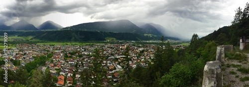 Bergwanderung mit Blick aufs Tal photo