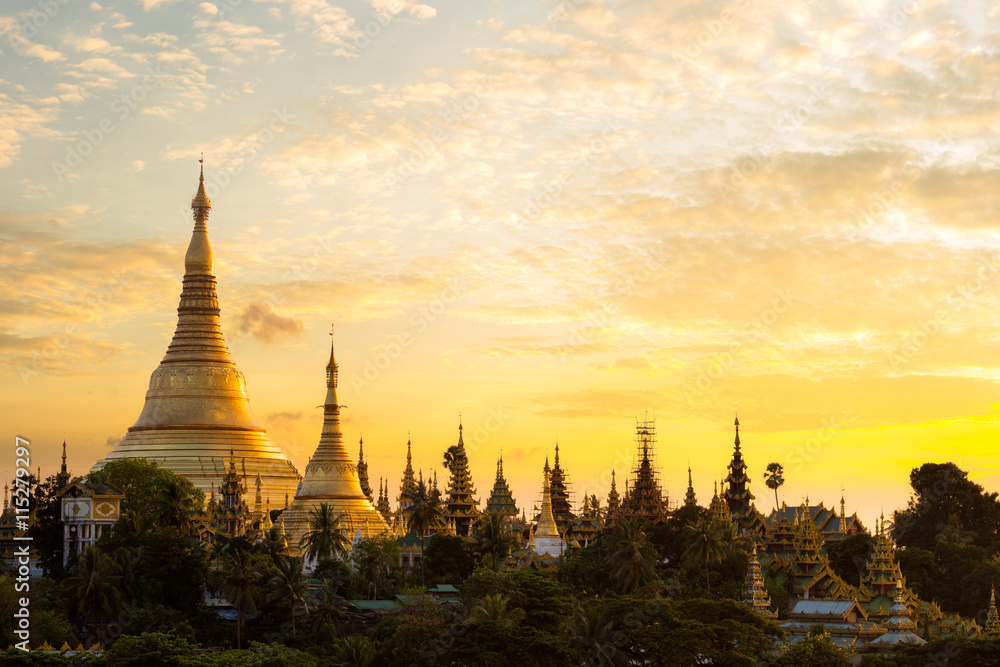 Fototapeta premium Shwedagon pagoda at sunset, Yangon Myanmar