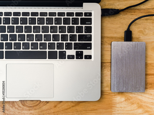 Foto Top view of external or portable hard drive (HDD) connected to laptop computer f