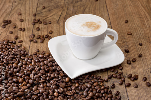 Cappuccino und Kaffeebohnen © StudioLaMagica