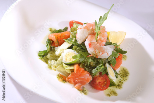 Salad with Arugula and shrimp