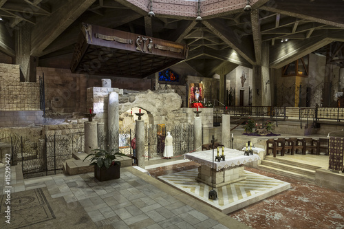 Tableau sur toile Believers inside the Basilica of the Annunciation. Nazareth,