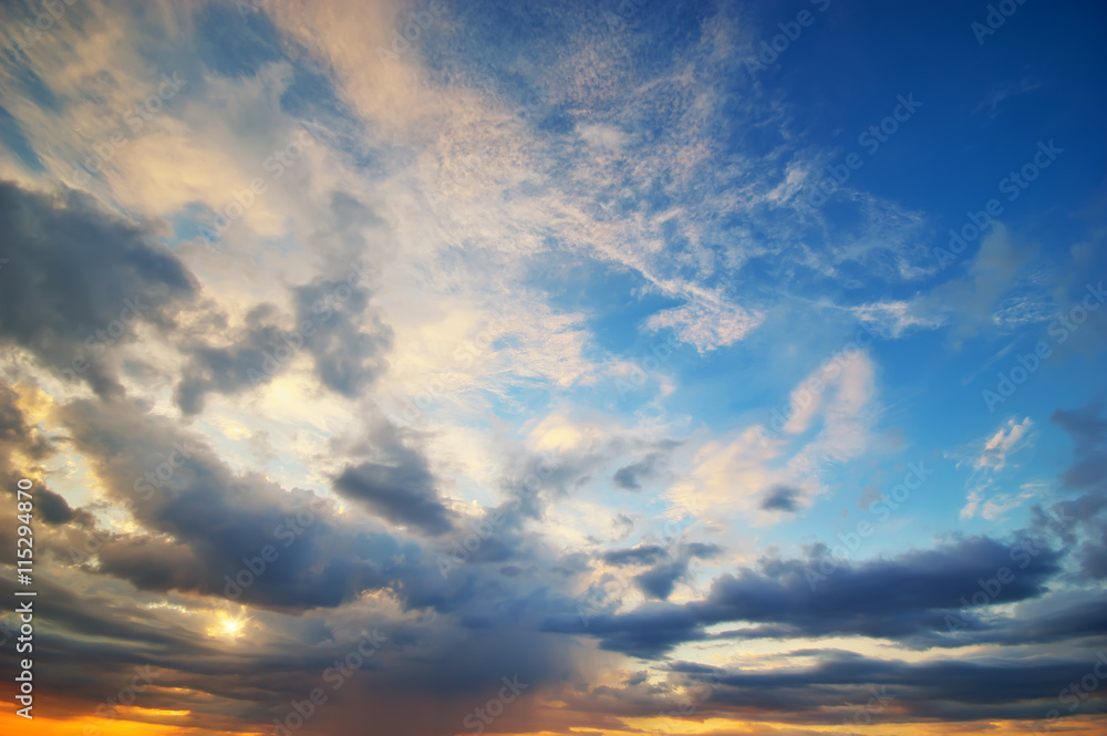 Obraz premium beautiful sunset with clouds. beautiful sky background