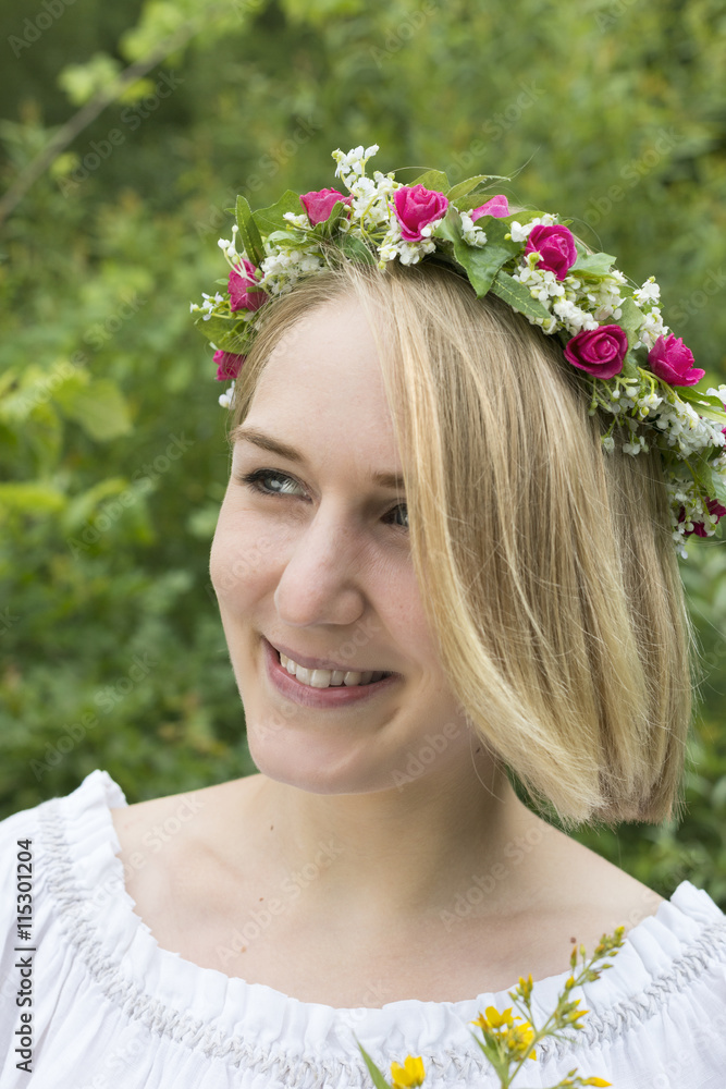 Obraz premium Mädchen in Trachtenbluse mit Blumenkranz, Portrait