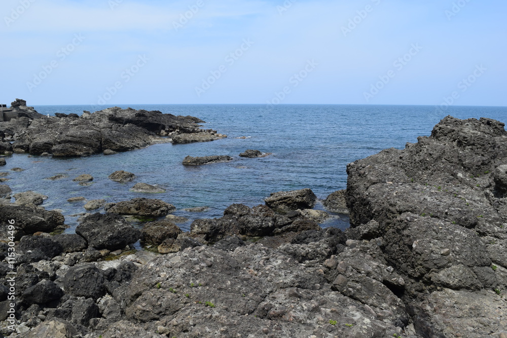 庄内海岸の岩場風景 / 山形県で庄内海岸の岩場風景を撮影した写真です。庄内海岸は非常にきれいな白砂と奇岩怪石の磯が続く、素晴らしい景観のリゾート地です。日本海トップランクのリゾート地として、五感の全てを満たす多くの魅力にあふれたエリアです。 庄内海岸の岩場風景 / 山形県で庄内海岸の岩場風景を撮影した写真です。庄内海岸は非常にきれいな白砂と奇岩怪石の磯が続く、素晴らしい景観のリゾート地です。日本海トップランクのリゾート地として、五感の全てを満たす多くの魅力にあふれたエリアです。