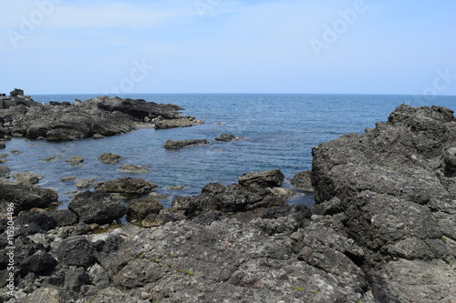 庄内海岸の岩場風景 ／ 山形県で庄内海岸の岩場風景を撮影した写真です。庄内海岸は非常にきれいな白砂と奇岩怪石の磯が続く、素晴らしい景観のリゾート地です。日本海トップランクのリゾート地として、五感の全てを満たす多くの魅力にあふれたエリアです。 © FRANK