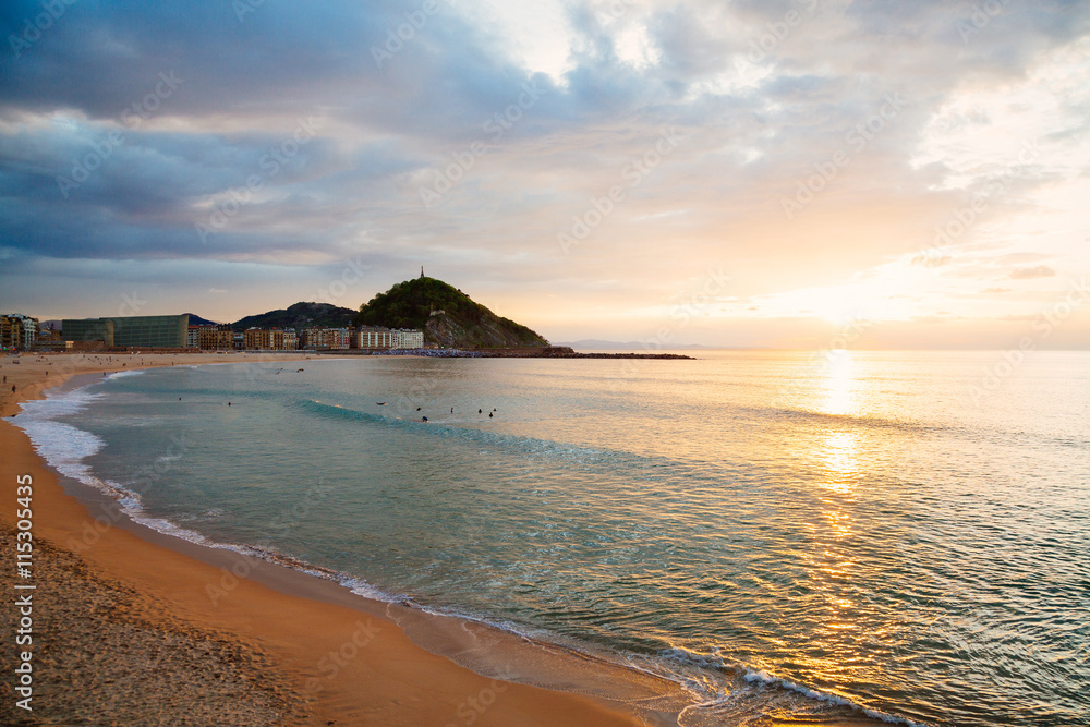 Fototapeta premium Zurriola beach in San Sebastian at sunset