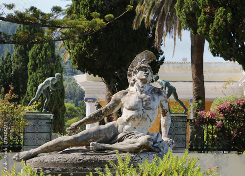 Foto Statue of Dying Achilles in the gardens of Achilleion palace