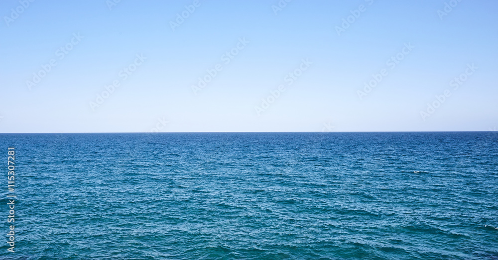 Obraz premium Perfect sky and water of ocean. Blue water of the sea. The horizon line on the water.
