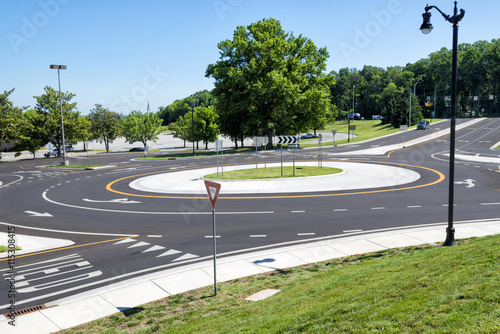 Foto Roundabout For Traffic In The Suburbs