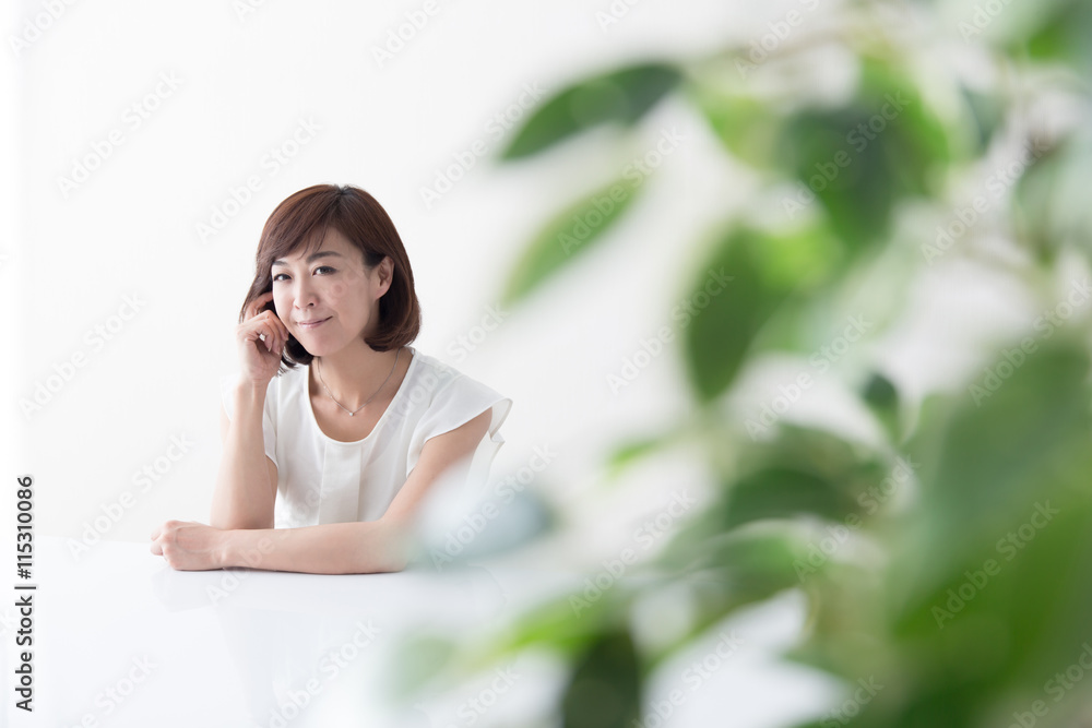 ミドル女性ポートレート・テーブル