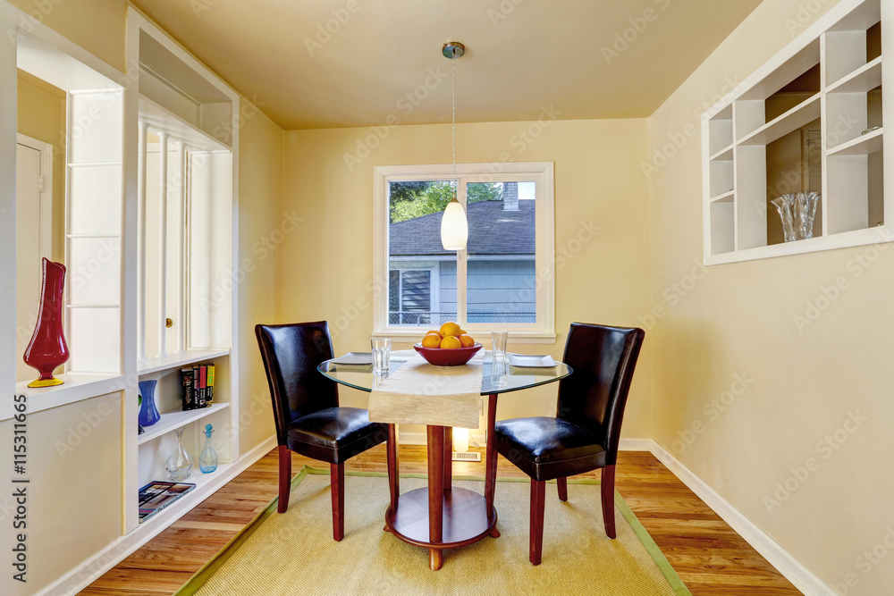 Fototapeta premium Beige dining room with hardwood floor and rug.