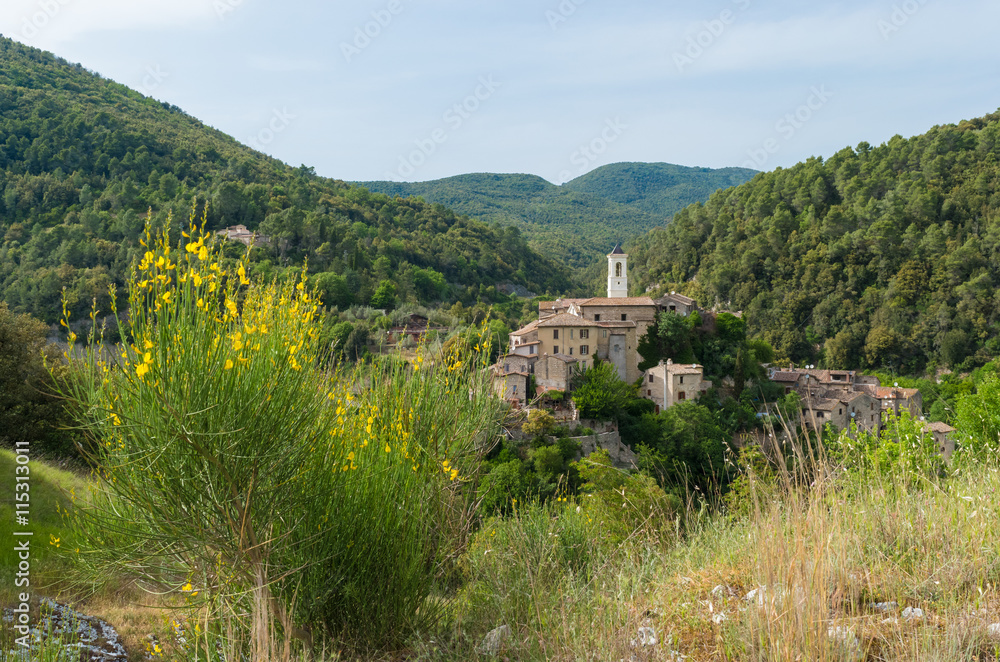 Rocchette is a little mountain town in province of Rieti (Lazio region, central Italy) with surprising ruins of a medieval castle, named Rocchettine.