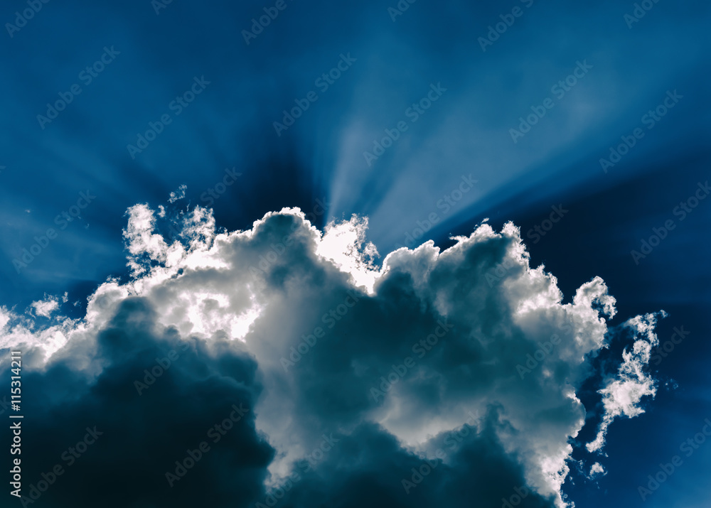 Naklejka premium Horizontal blue dramatic cloudscape with rays of light abstracti
