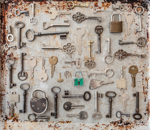 Diverse Schluessel auf rostigem Hintergrund photo