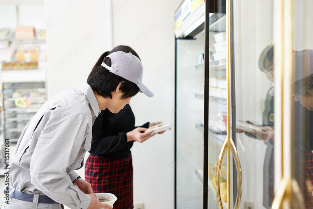コンビニで弁当を買う人物 コンビニで弁当を買う人物
