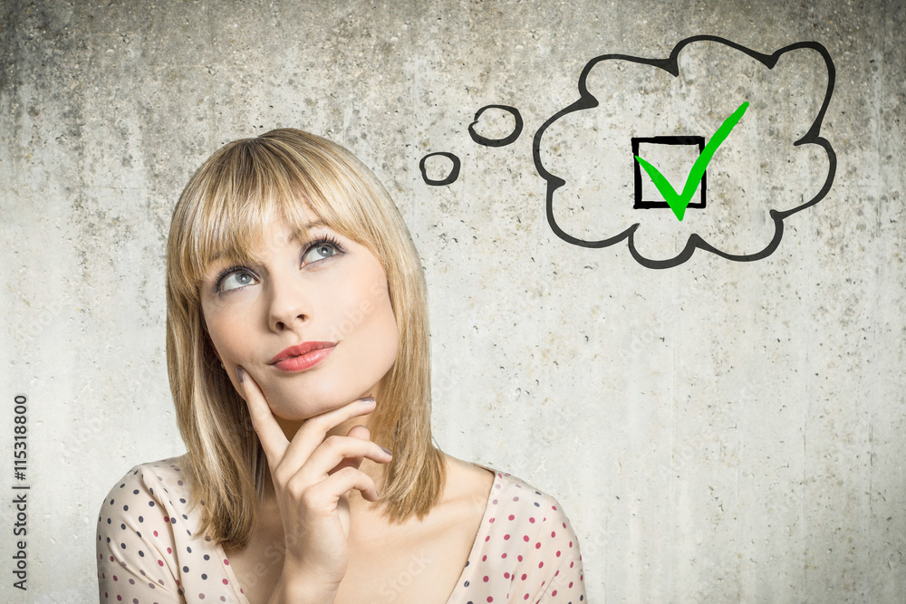 Junge Frau denkt an Checkbox Junge Frau denkt an Checkbox