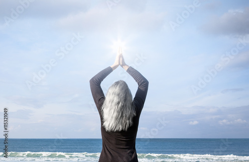 Frau mit Weißen Haaren am Meer