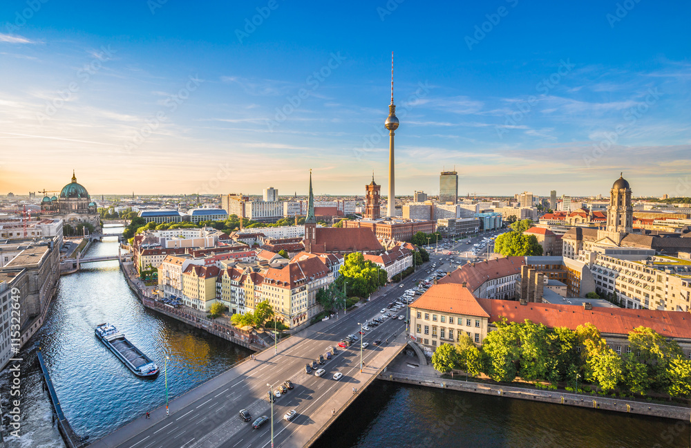 Obraz premium Berlin linia horyzontu z bomblowania rzeką przy zmierzchem, Niemcy