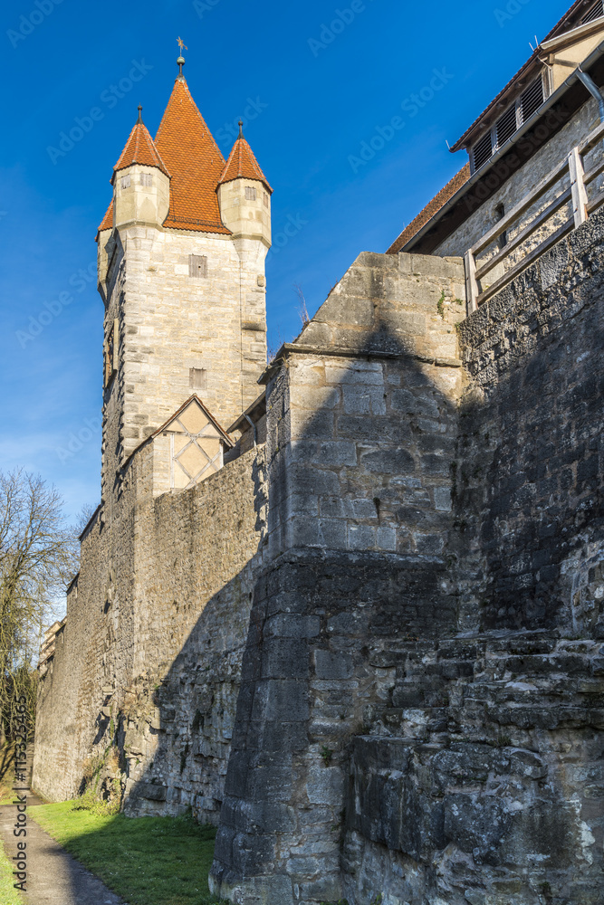 Wehrgang der Stadtmauer von Rothenburg ob der Tauber an der Reichsstadthalle von unten
