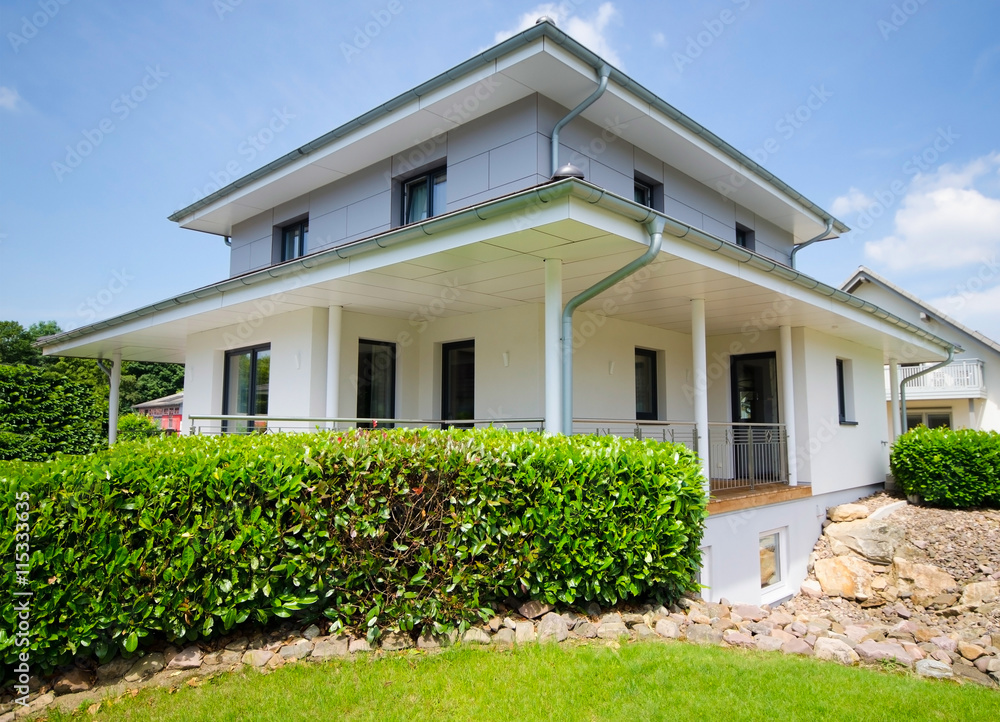 Haus mit Garten,  hochwertig