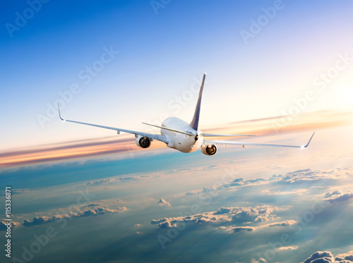 Fototapeta Samolotowe latanie nad chmury w dramatycznym zmierzchu